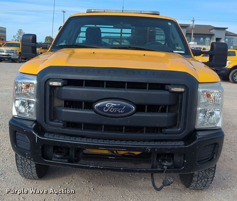 image for item ER4526 2015 Ford F350 Super Duty utility bed pickup truck