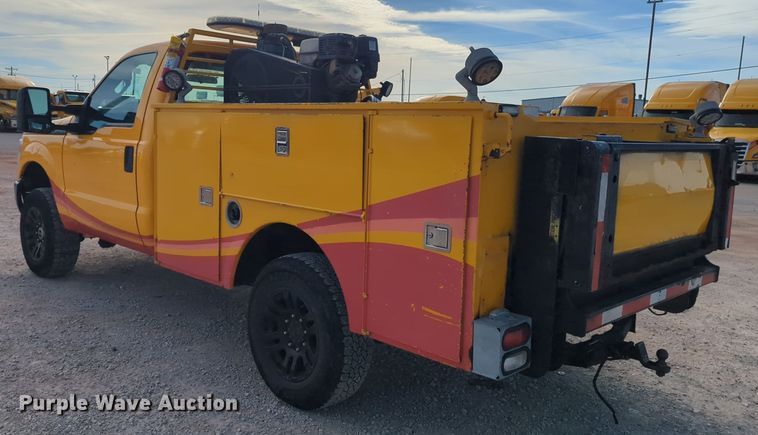 image for item ER4526 2015 Ford F350 Super Duty utility bed pickup truck