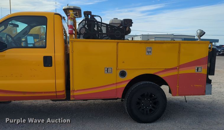 image for item ER4526 2015 Ford F350 Super Duty utility bed pickup truck