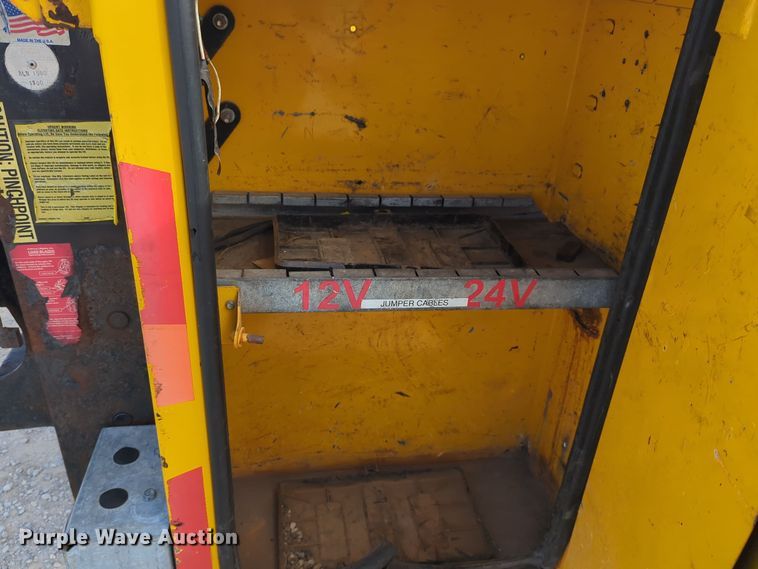 image for item ER4526 2015 Ford F350 Super Duty utility bed pickup truck