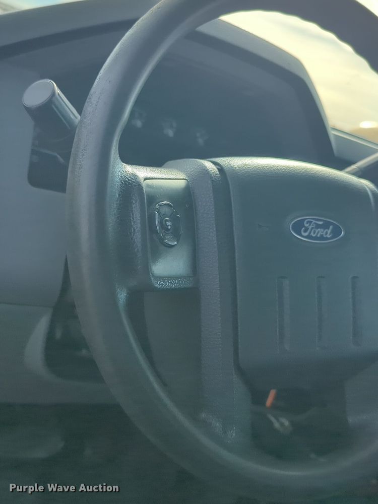 image for item ER4526 2015 Ford F350 Super Duty utility bed pickup truck