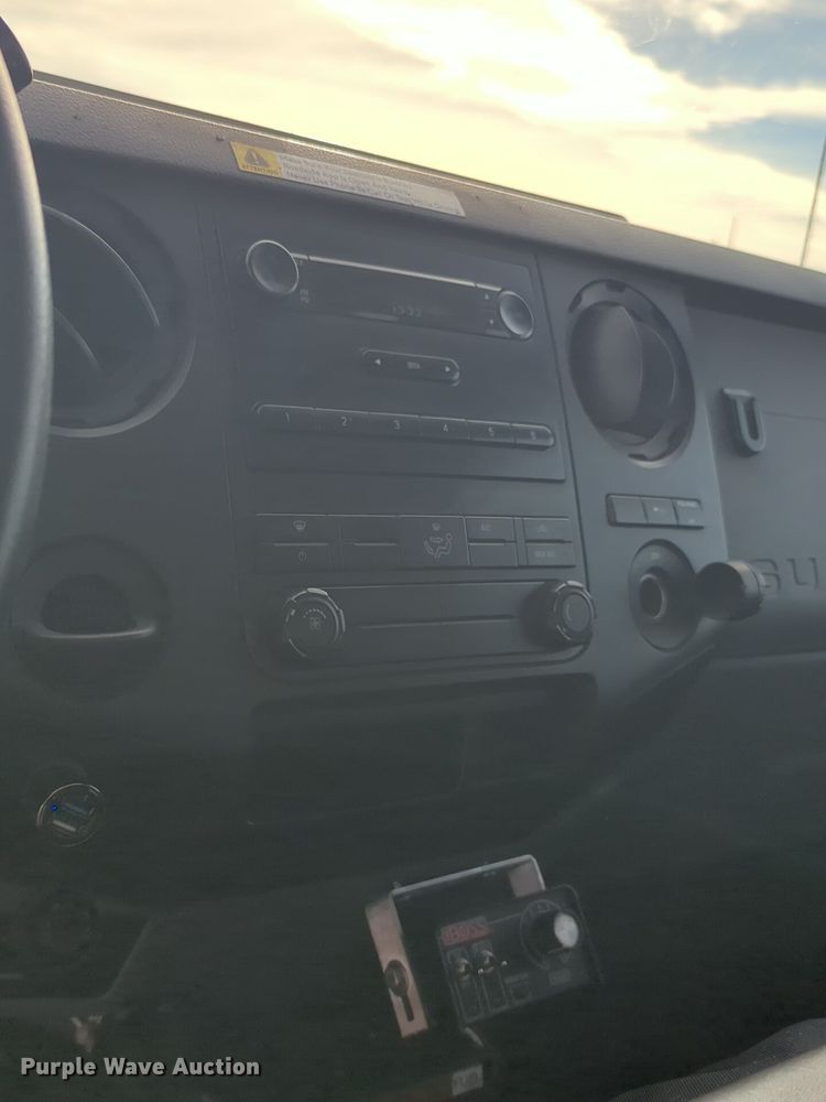 image for item ER4526 2015 Ford F350 Super Duty utility bed pickup truck