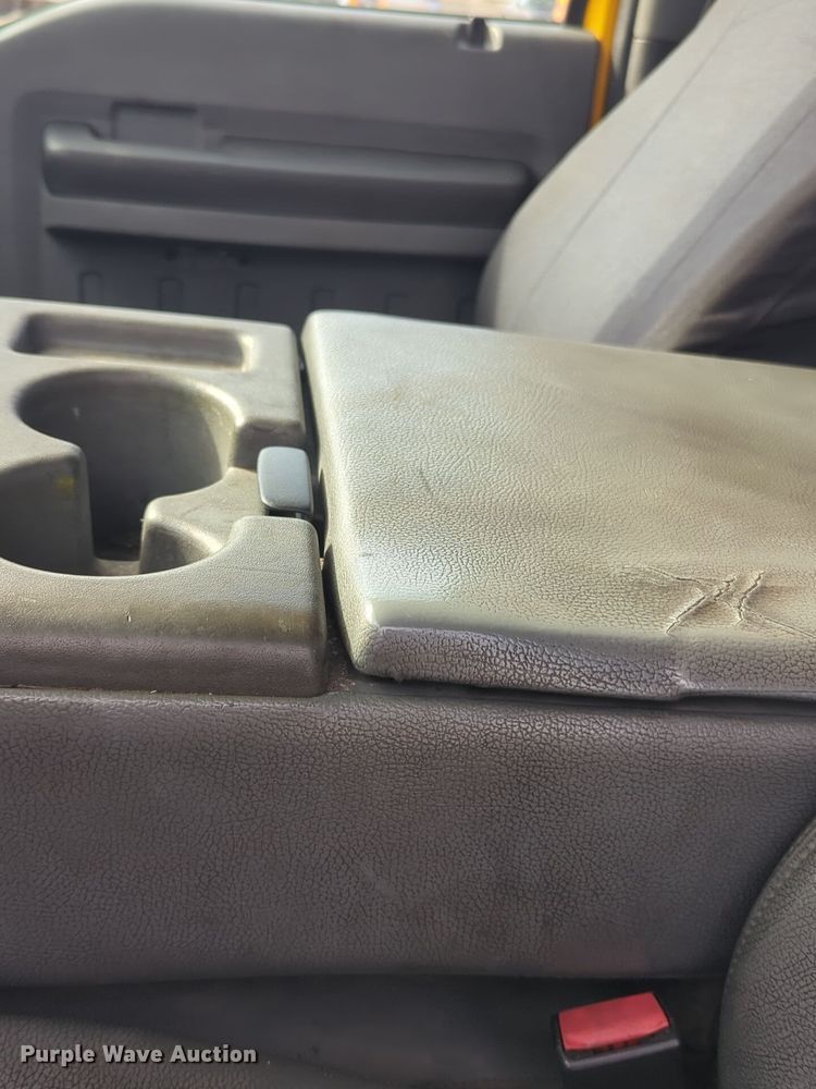 image for item ER4526 2015 Ford F350 Super Duty utility bed pickup truck