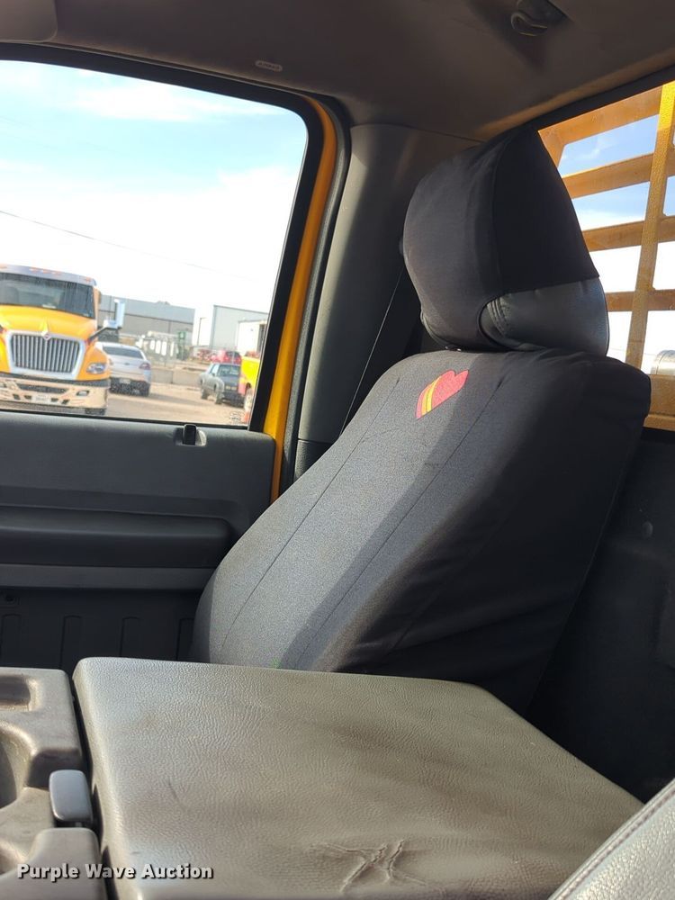 image for item ER4526 2015 Ford F350 Super Duty utility bed pickup truck