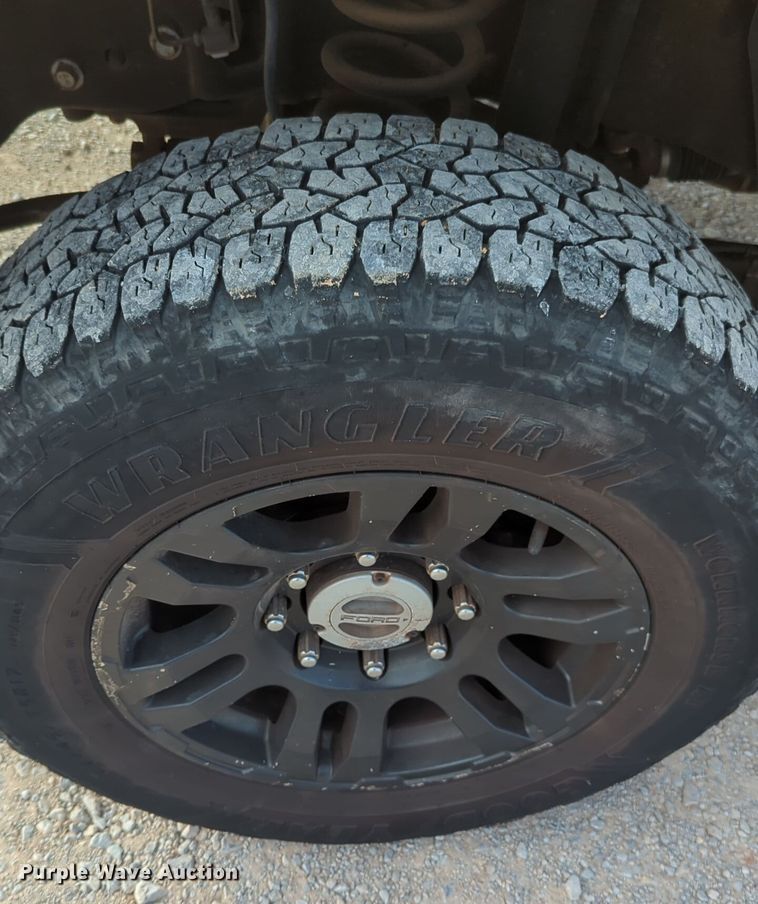 image for item ER4526 2015 Ford F350 Super Duty utility bed pickup truck