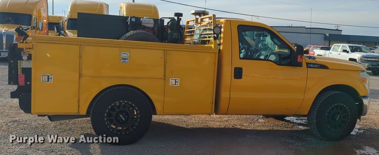 image for item ER4527 2015 Ford F350 Super Duty utility bed pickup truck