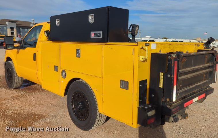 image for item ER4527 2015 Ford F350 Super Duty utility bed pickup truck