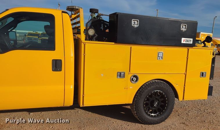 image for item ER4527 2015 Ford F350 Super Duty utility bed pickup truck