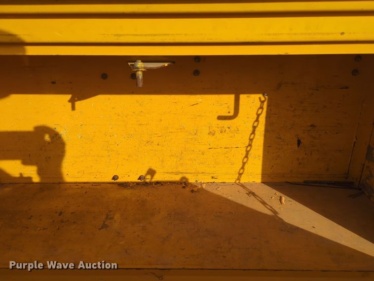 image for item ER4527 2015 Ford F350 Super Duty utility bed pickup truck