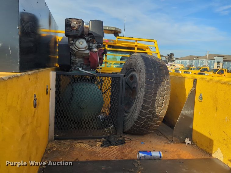 image for item ER4527 2015 Ford F350 Super Duty utility bed pickup truck