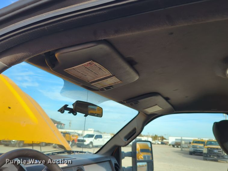 image for item ER4527 2015 Ford F350 Super Duty utility bed pickup truck