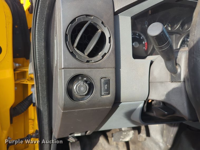 image for item ER4527 2015 Ford F350 Super Duty utility bed pickup truck