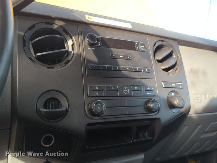 image for item ER4527 2015 Ford F350 Super Duty utility bed pickup truck