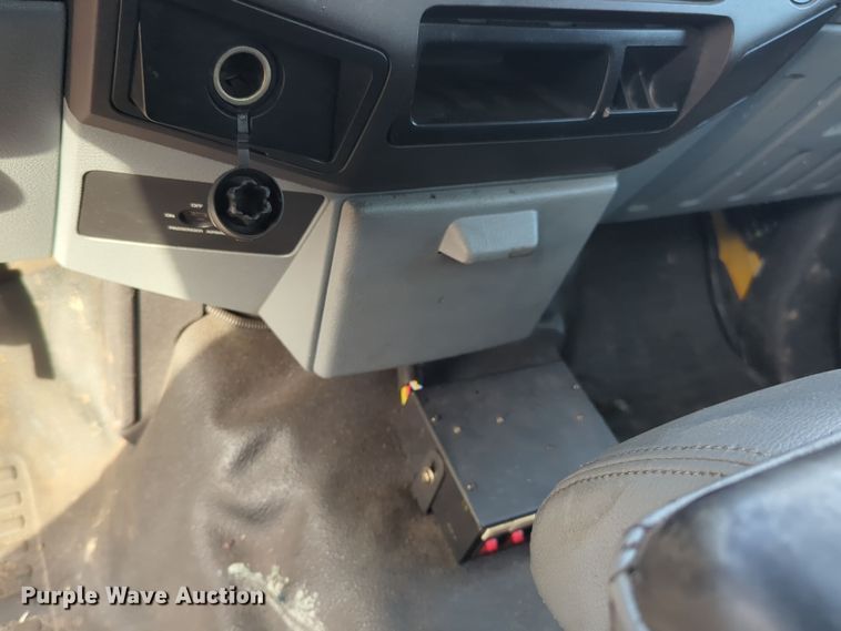 image for item ER4527 2015 Ford F350 Super Duty utility bed pickup truck