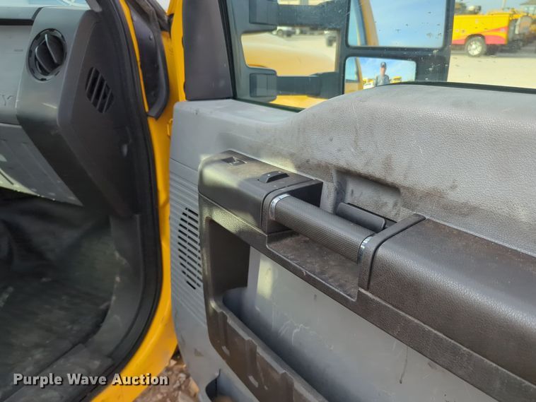 image for item ER4527 2015 Ford F350 Super Duty utility bed pickup truck