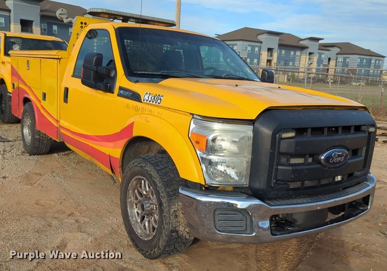 image for item ER4528 2016 Ford F350 Super Duty utility bed pickup truck