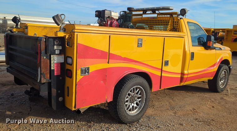 image for item ER4528 2016 Ford F350 Super Duty utility bed pickup truck