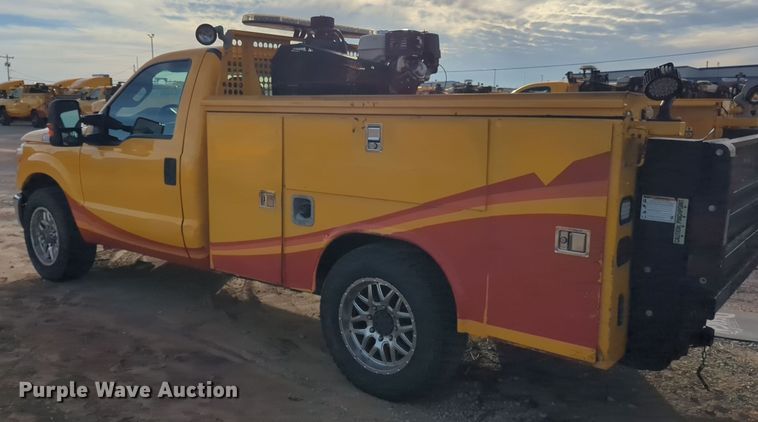 image for item ER4528 2016 Ford F350 Super Duty utility bed pickup truck