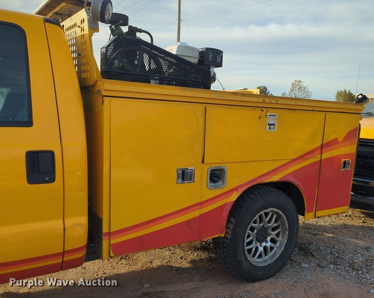 image for item ER4528 2016 Ford F350 Super Duty utility bed pickup truck