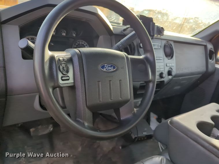 image for item ER4528 2016 Ford F350 Super Duty utility bed pickup truck