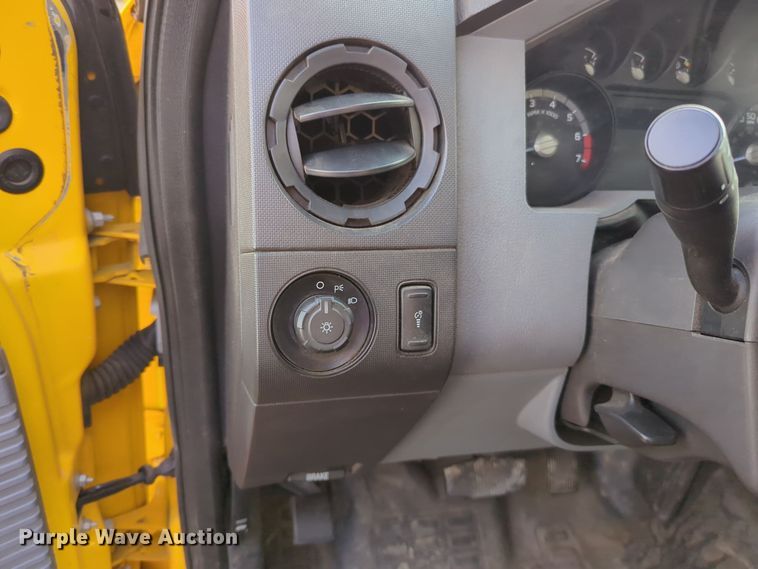 image for item ER4528 2016 Ford F350 Super Duty utility bed pickup truck