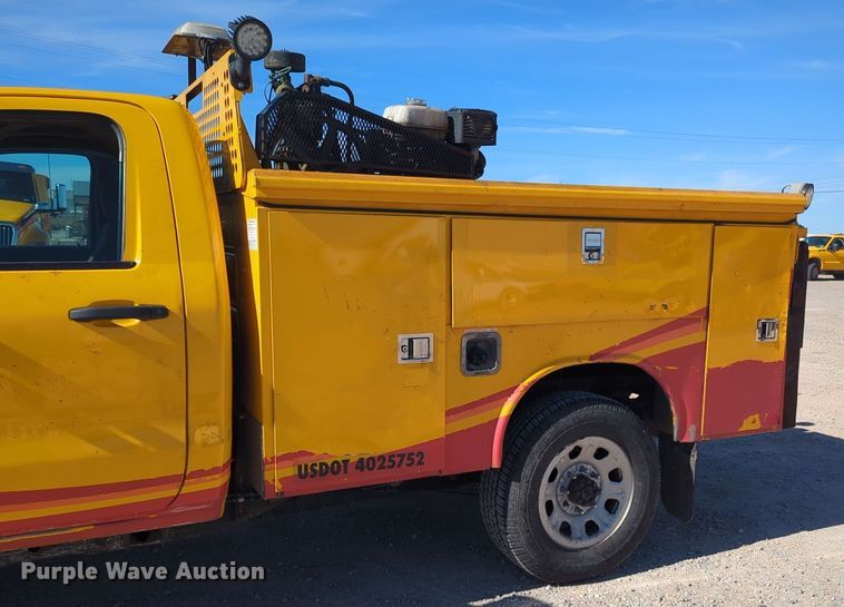 image for item ER4531 2016 Chevrolet Silverado 3500HD utility bed pickup truck