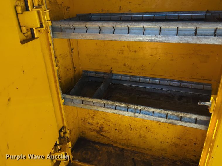 image for item ER4531 2016 Chevrolet Silverado 3500HD utility bed pickup truck