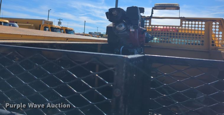 image for item ER4531 2016 Chevrolet Silverado 3500HD utility bed pickup truck