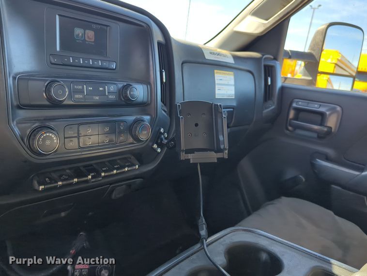 image for item ER4531 2016 Chevrolet Silverado 3500HD utility bed pickup truck