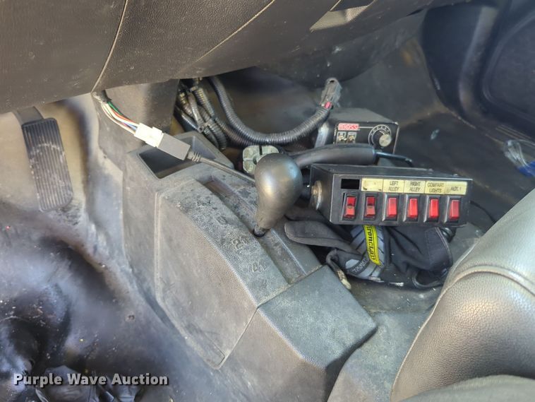 image for item ER4531 2016 Chevrolet Silverado 3500HD utility bed pickup truck