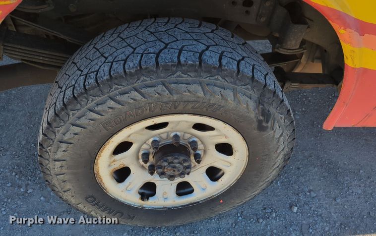 image for item ER4531 2016 Chevrolet Silverado 3500HD utility bed pickup truck