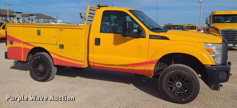 image for item ER4534 2015 Ford F350 Super Duty utility bed pickup truck