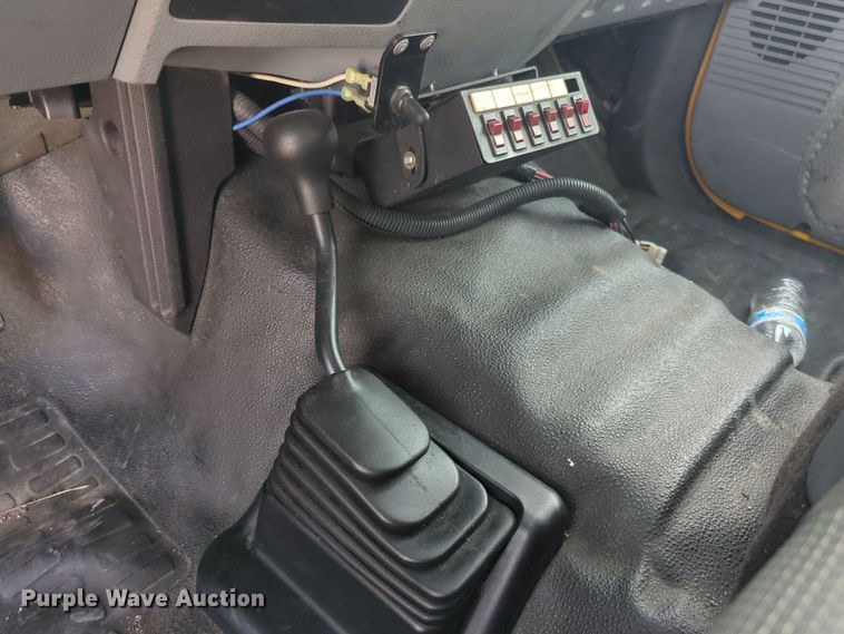 image for item ER4534 2015 Ford F350 Super Duty utility bed pickup truck