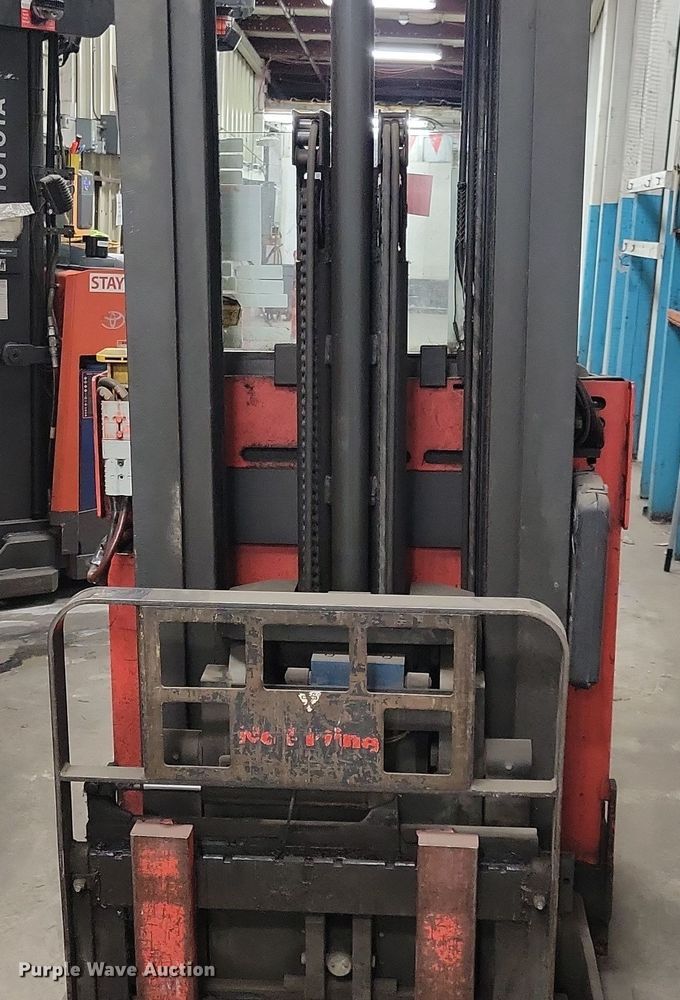 image for item JO9350 Raymond EASI forklift