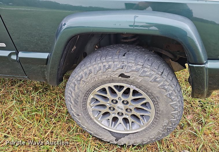 image for item OJ9045 1999 Jeep Cherokee SUV