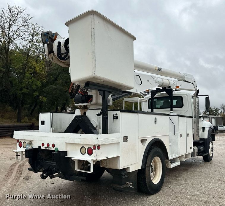 image for item DL0482 2009 International WorkStar 7300 bucket truck