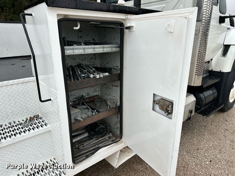 image for item DL0482 2009 International WorkStar 7300 bucket truck