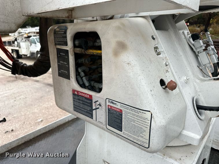 image for item DL0482 2009 International WorkStar 7300 bucket truck