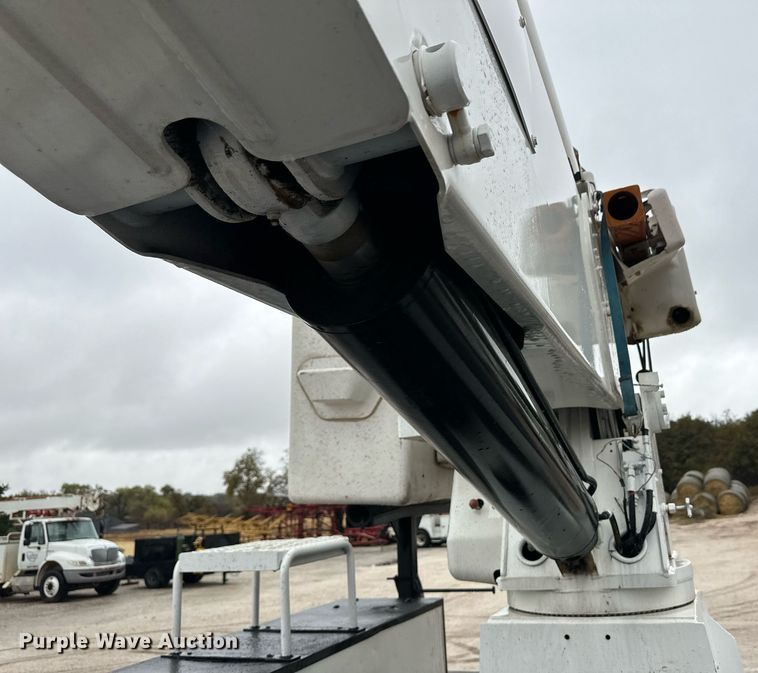 image for item DL0482 2009 International WorkStar 7300 bucket truck