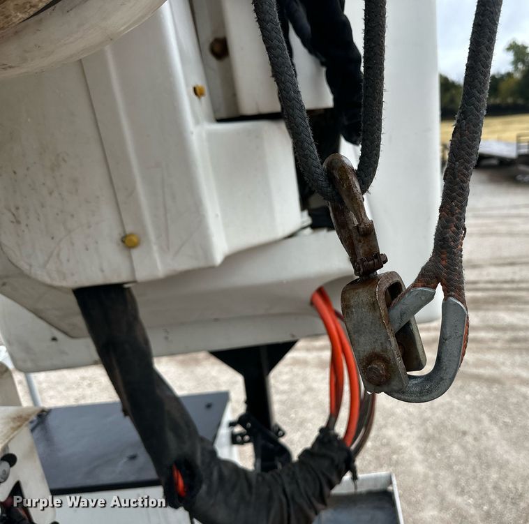 image for item DL0482 2009 International WorkStar 7300 bucket truck