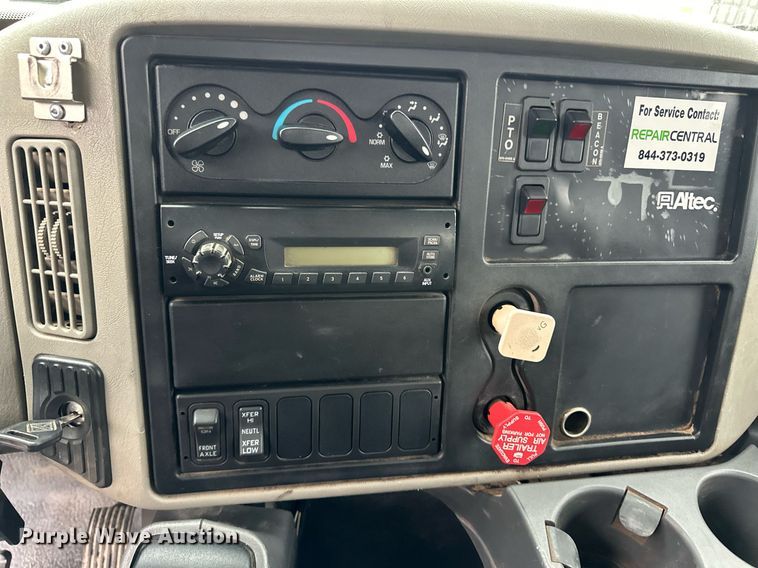 image for item DL0482 2009 International WorkStar 7300 bucket truck