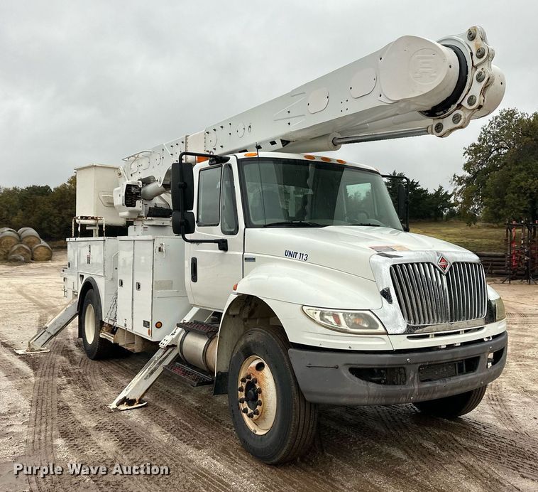 image for item DL0483 2009 International DuraStar 4300 bucket truck
