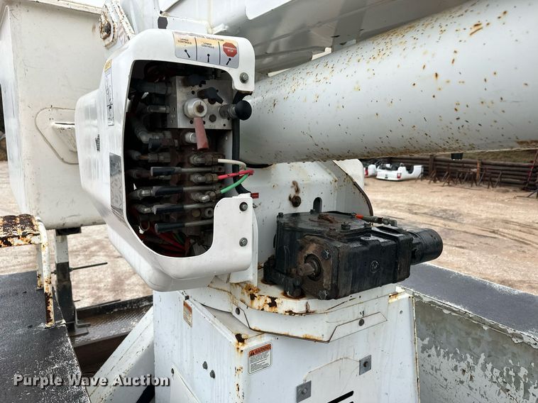 image for item DL0483 2009 International DuraStar 4300 bucket truck