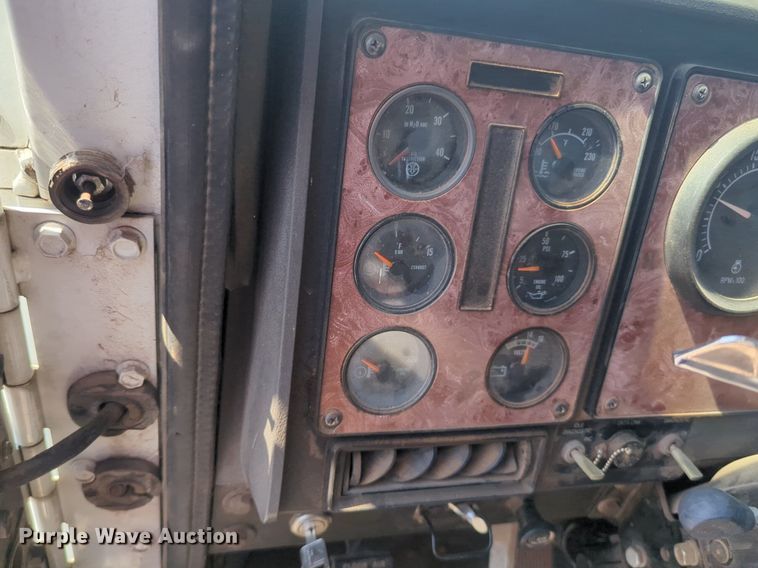 image for item DL1049 1994 International 9200 dump truck