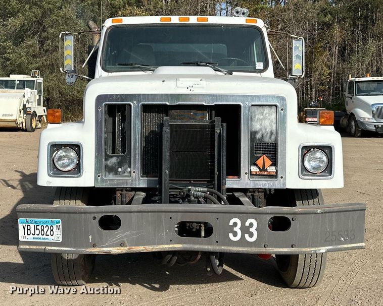 image for item DN0819 1991 International 2554 oil distributor truck