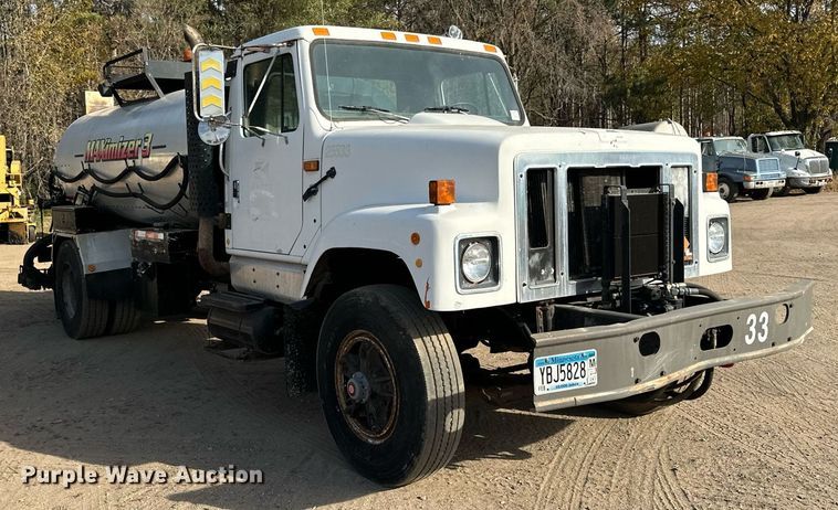 image for item DN0819 1991 International 2554 oil distributor truck