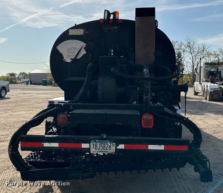 image for item DN0819 1991 International 2554 oil distributor truck