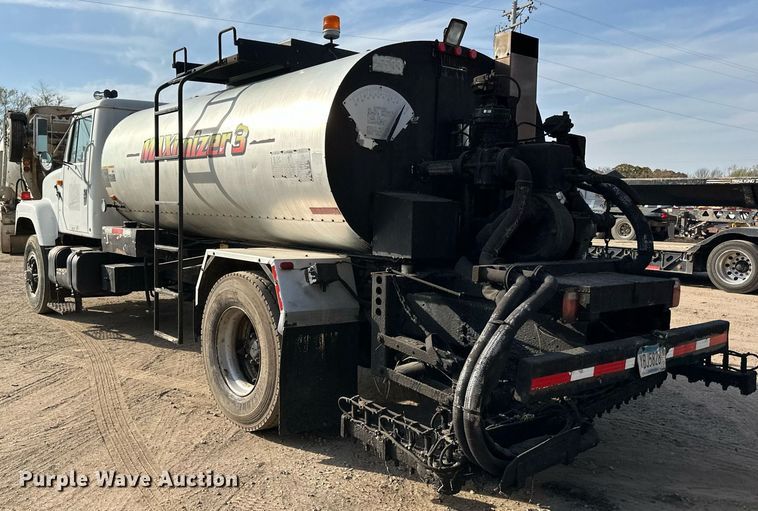 image for item DN0819 1991 International 2554 oil distributor truck