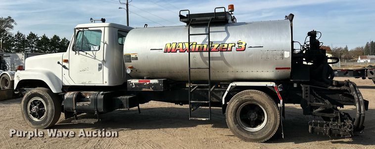 image for item DN0819 1991 International 2554 oil distributor truck