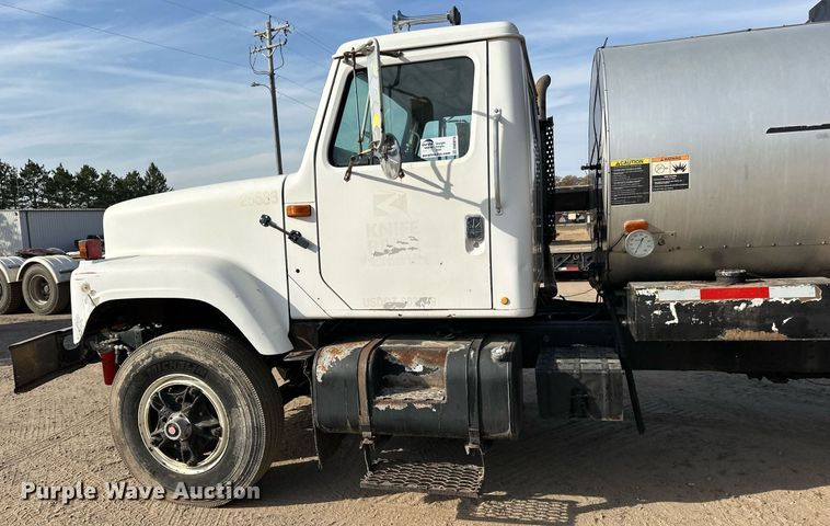 image for item DN0819 1991 International 2554 oil distributor truck